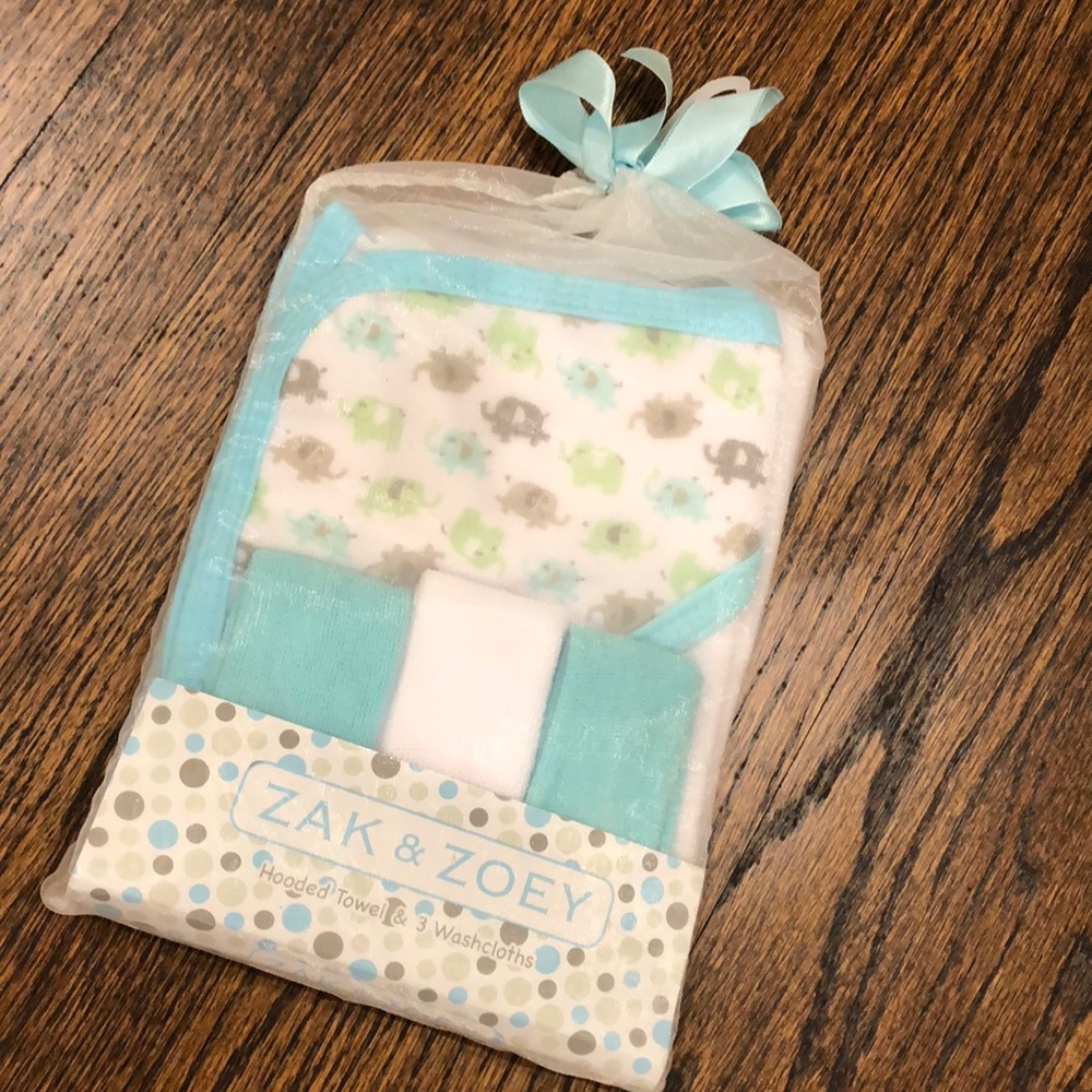Hooded towel and set of 3 wash cloths